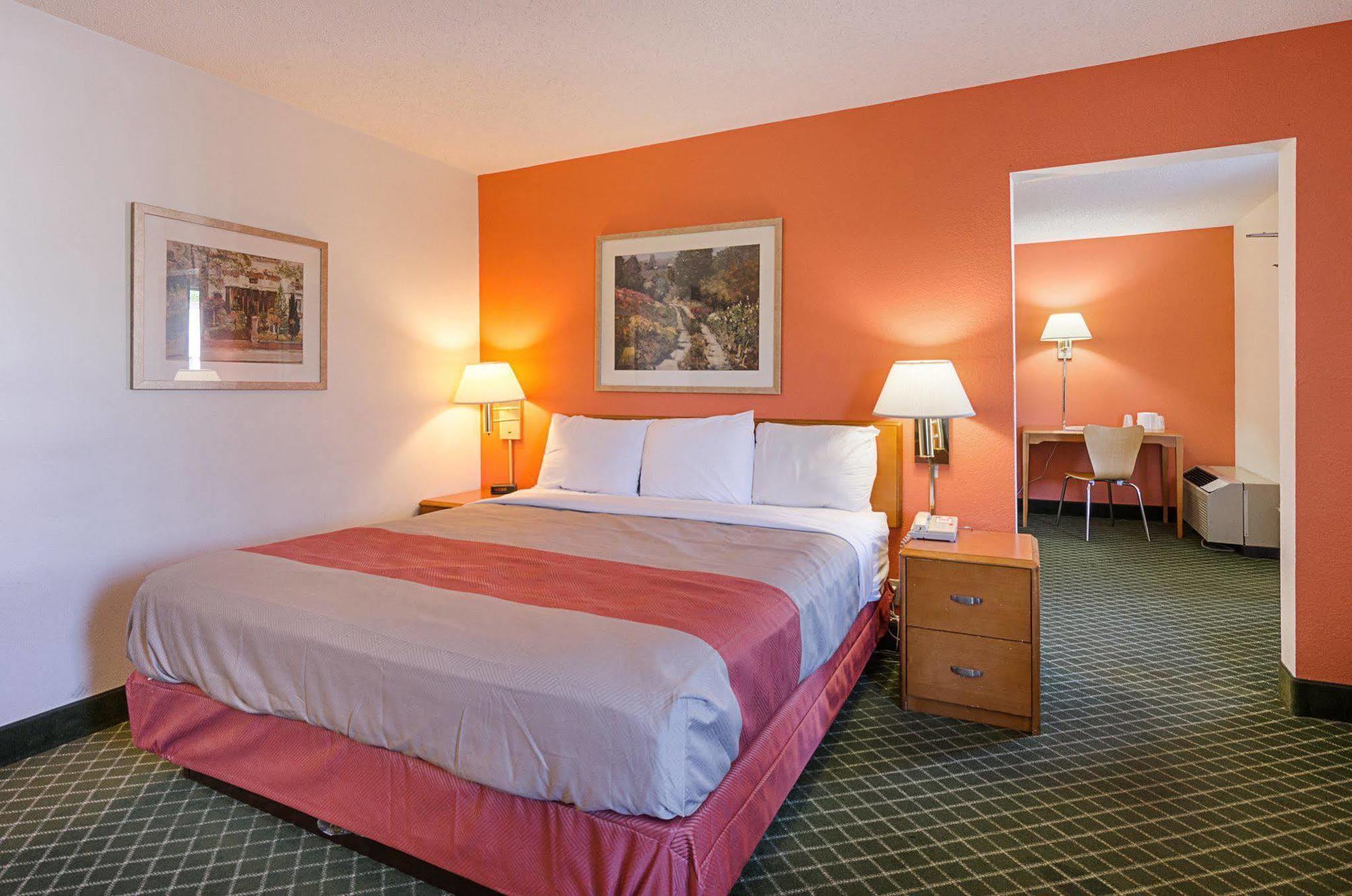 Econo Lodge Inn & Suites 约翰逊城 外观 照片